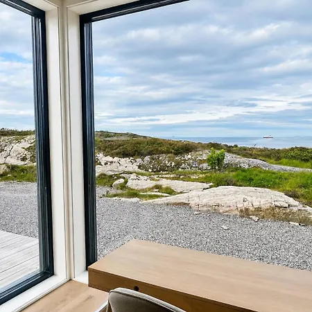 New Architecturally Designed Atrium House With Stunning View *