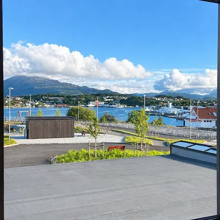 New Architecturally Designed Atrium House With Stunning View